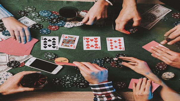 Downswing poker là việc người chơi thua cuộc trong một khoảng thời gian dài không quan trọng là bạn có kinh nghiệm hay không vẫn có thể gặp tình trạng này. Downswing xảy ra tại bất cứ thời điểm, kể cả sau khi anh em vừa giành chiến thắng.Thuật ngữ này là xác suất bạn thua luôn tồn tại và luôn kéo dài trong một khoảng thời gian dài và nó không chỉ tác động đến số tiền mà bạn đang có . Hãy đến FUN88 casino trực tuyến để biết thêm thông tin nhé .