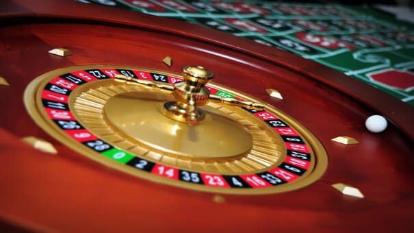 Roulette là một trong những trò cược có nhiều lựa chọn cửa cược nhất. Trả thưởng từ thấp 1 ăn 1 đến 1 ăn 35 cũng có. Tương ứng với mức thưởng cao, luôn là rủi ro đi kèm ngất ngưởng. Giả dụ cược bóng lăn vào ô số 2. Bàn cược 36 số bạn có chơi đến 36 vòng cũng chưa chắc ra số 2. Mà nhiều khi mới cược đến vòng thứ 12 là đã sạt nghiệp rồi. Hãy đến FUN88 casino trực tuyến để biết thêm thông tin nhé .