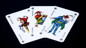 Lá bài Joker là một lá bài đặc biệt trong một số bộ bài chơi, như bộ bài tiêu chuẩn 52 lá hoặc bộ bài Tây. Lá Joker thường có hình tượng một hề hở mười hai màu hoặc người đội mũ hề với khuôn mặt hài hước. Joker không thuộc vào bất kỳ một mẫu lá bài cụ thể nào. Thông thường, một bộ bài chỉ có hai lá Joker, kèm theo một lá màu đỏ và một lá màu đen. Tuy nhiên, các bộ bài đặc biệt có thể có nhiều lá Joker hơn. Hãy đến FUN88 casino trực tuyến để biết thêm thông tin nhé .