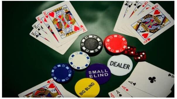 Bài cào rùa là một trò chơi đơn giản nhất được sáng tạo ra từ bộ bài tây 52 lá, mỗi người chơi sẽ được chia 3 lá cho mỗi ván chơi vì vậy nó còn được gọi là bài ba lá hoặc Bài cào dừa. Vì số lượng bài chia ra mỗi ván chỉ có 3 lá nên số lượng người chơi không bị hạn chế như những trò chơi khác, có thể tối đa đến 6 người chơi/ 1 ván bài. Hãy đến FUN88 casino trực tuyến để biết thêm thông tin nhé .