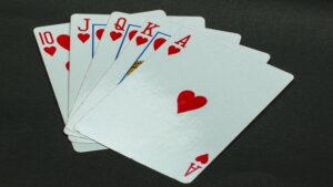 Trong bài quân A trong Xì dách, quân bài A có thể được tính là 1, 11 hoặc 10 tuỳ thuộc vào từng trường hợp. Trong một số trường hợp, quân A bài Xì dách chỉ tính là 1 hoặc 10. Xì dách hay còn được biết đến với cái một cái tên Blackjack. Ngày này trò chơi được người Việt tham gia dưới hai hình thức online và offline. Cả hai hình thức cược phát triển song song, tạo ra nhiều hơn những cơ hội nhân vốn cho các tay cược. Hãy đến FUN88 casino trực tuyến để biết thêm chi tiết nhé .